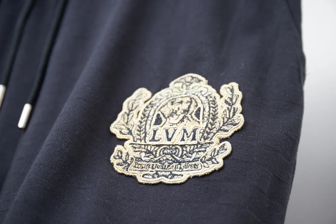 🅿️200 Louis LV 25ss new early spring shorts checkerboard jacquard crown embroidery shorts light luxury essential item for daily commuting for men and women correct version welcome to compare detailed features · piqué jacquard fabric, 100% pure cotton with high count cotton added, dry and avoid stuffiness, made by computer knitting machine or hand weaving machine, the shape is similar to bees. · The gold thread embroidery sealing process is combined, interweaving metal threads with other silk threads · Double-needle stitching across seams · Original main mark, washed tag, branded moisture-proof paper packaging Color: black/white/green Size: S/M/L/XL